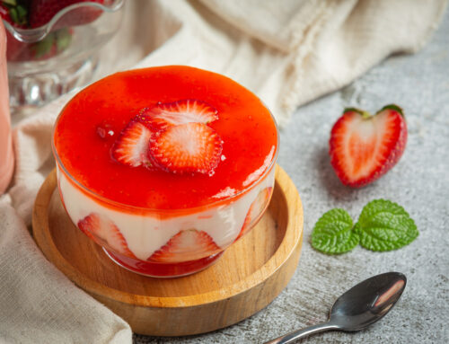 Aprenda a fazer uma gelatina ao creme com morangos
